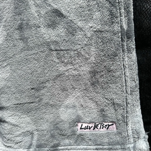 Betsey Johnson gray skull skeleton head throw blanket - Picture 3 of 5